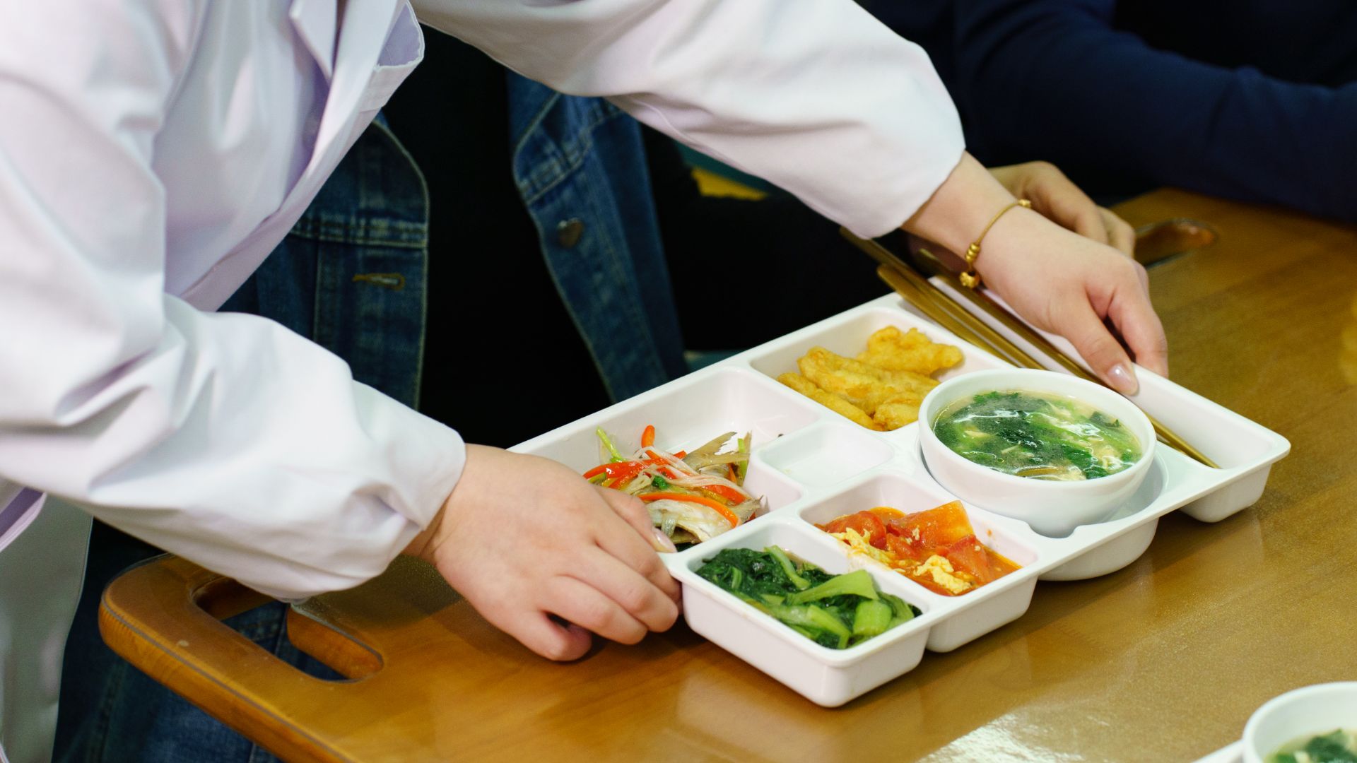 长者在明亮餐厅共同用餐
