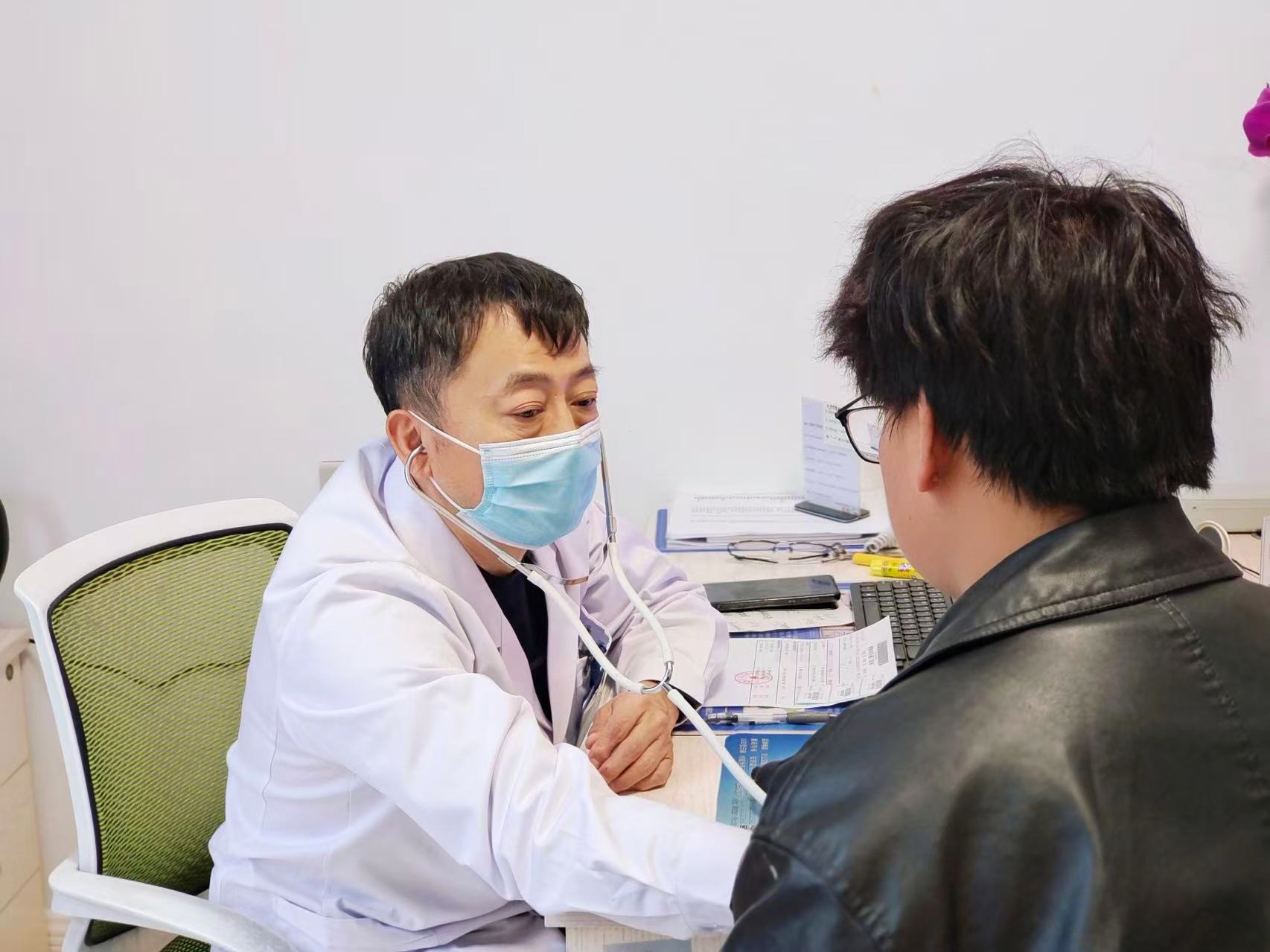 威海双丰盛丁医院医生为患者开展诊疗问诊