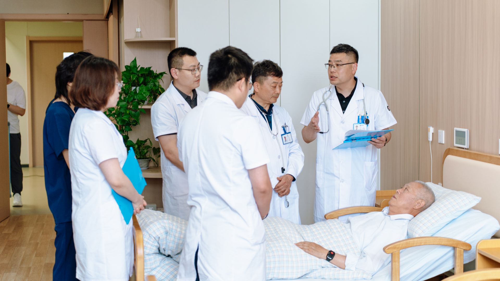 临床科室医护人员开展诊疗服务